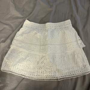 Vit kjol från Zara! Endast använd ett fåtal ggr💘 Strl 164 , sitter bra på mig som har S i vanliga fall🫶