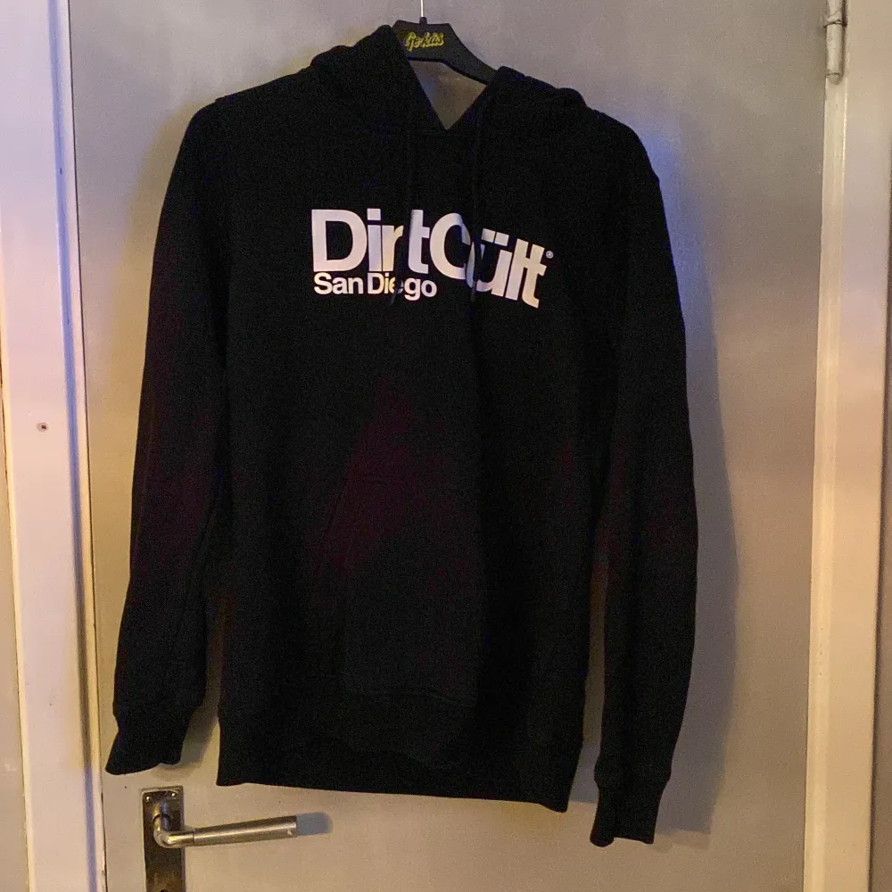 Säljer en dirtcult hoodie då jag köpte fel storlek.  Men dock liten i storleken är typ som en storlek M Lite sprucken i texten men inte jätte mycket. . Tröjor & Koftor.