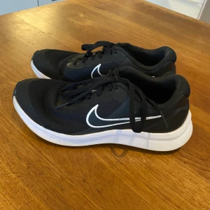 Nike skor  - Näst intill Helt nya Nike STAR RUNNER 3 skor. Jätte bra skick & Använda 2-3 ggr. Strl: 38.  Nypris: 549kr 