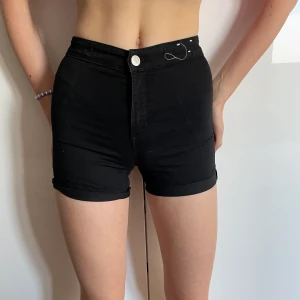 Shorts - Svarta jeans shorts från hm! De är väldigt tajta på mig, är 1,72 cm ca! de är i barnstorlek men ungefär en xxs/xs i ”vuxenstorlek” Frakt tillkommer på 30kr