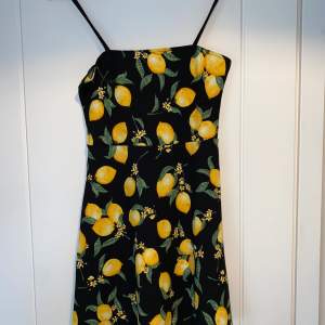 Klänning med citronprint från H&M. Storlek 36 💕 frakt tillkommer på ca 60kr! Priset kan diskuteras!