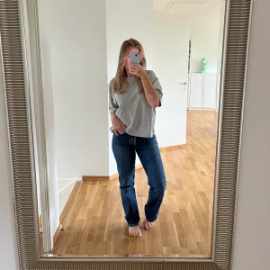 ZARA jeans - Garderobsrensning!!! Kommer mer!!! Säljer dessa midwaist jeans från Zara i bra skick! (Jag är 170cm) Storlek: 38 Färg: Mörkblå Köparen står för frakten!!!  (OBS! Tryck inte köp nu!)