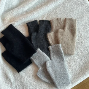 Torgvantar  - Torgvantar i beige, svart, mörkgrå, grå. Alla är från julidesign. Kashmirmix och bomull. Supersköna i materialet. BEGRÄNSAT ANTAL💕199:-/st