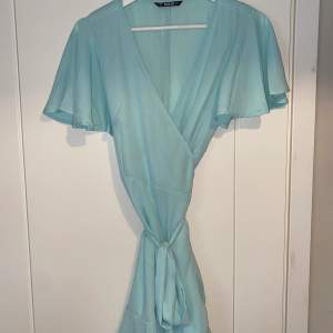 Superfin ljusblå klänning med knytband runt midjan. Strl S 💕 frakt tillkommer på ca 60kr! Priset kan diskuteras! 