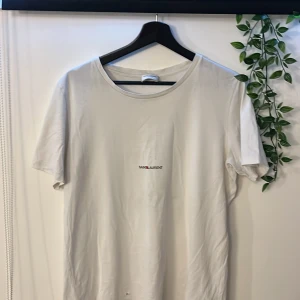 Saint Laurent - Saint Laurent T-shirt Strl L Sitter mer som en M  Använd och i dåligt skick där av pris  (Se bilder!)  Ny pris ca 3000kr Mitt pris 350:- 