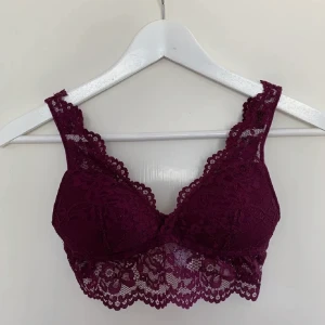 Bralette - Säljer en mörk lila bralette eftersom att den inte passar. Köpt av en tjej här på plick och använt hennes bilder. Den är i bra skick! 70 inklusive frakt. 💕
