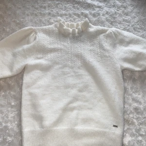 Stickad tröja - Jätte fin stickad tröja som är köpt från Lindex. Säljer då den inte har kommit till andvändning. Skriv för fler bilder💕