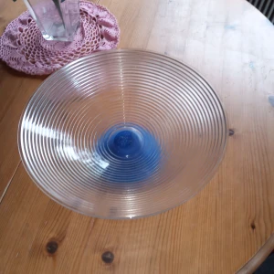 Fruktskål med blå fot. - Fin stor fruktskål med blå fot .hel och gott skick.hämtas i Skene alt skickas o köpare betalar frakten o Swishbetalning tillämpas .frakt inräknat i priset .