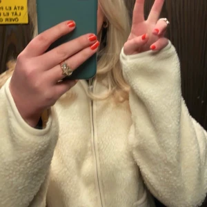 Pilejacka beige  - Säljer denna jättefina pilejackan/ teddyjackan. Super fint skick. Perfekt nu till hösten. Mysig, skön å varm.❤️storlek 46-48. Men den är mindre i storleken så mer som en oversize S och en normal M.