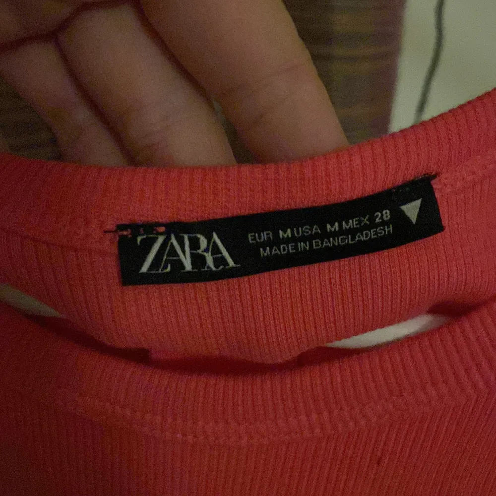 Jättefin oandvänd rosa topp från Zara. Den är i storlek M men passar mig perfeckt som är Xs. Jätte bra kvalite. Nypris är 150 kr men jag säljer den för 50 kronor💓. Toppar.
