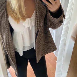 Vit topp - Super fin tunnt volang linne med knyt framtill. Frakt tillkommer på 39kr😊💗