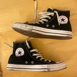 Converse  - Har lite svarta märken på sulan men annars i stort sätt nyskick! Frakt 66kr❤️