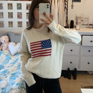 GANT PULLOVER SWEATER  - Säljer en till gant tröja med amerikanska flaggan, storlek M (jag har xs)🤎 Fint skick! Hämtas i slussen eller postas.