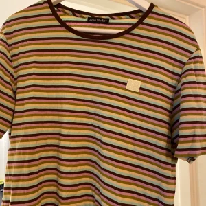 Acne T-shirt  - Superfin t-shirt från Acne. Storlek XL men passar allt från en oversize M-tightare XL. 