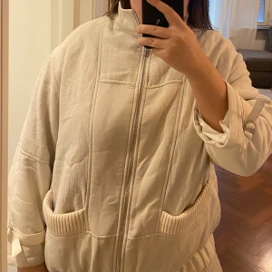 Bomberjacka i linne - Vadderad beige bomberjacka i linne med stickade detaljer från Zara. Storlek M-L. Oanvänd. 