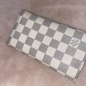 Stor plånbok (fake) från Louis Vuitton. Säljer pga att den inte kommer till användning.  
