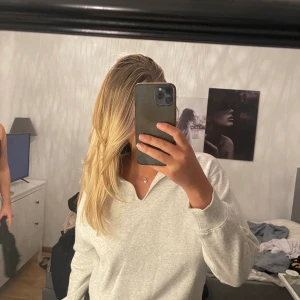 Grå sweatshirt  - Superfin ljusgrå sweatshirt. Endast använd ett fåtal gånger så i toppskick 