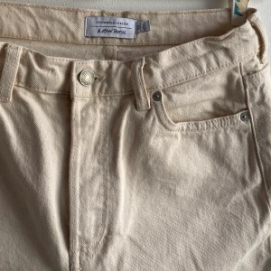 Jeans - & Other stories  - Skitsnygga beiga jeans från & Other Stories. Har nopprat upp sömmen längst ner. Stl. 38 längdmässigt fick de ner till ankeln på mig som är 165. 