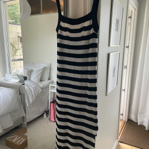 Randig stickad klänning från Asos - Superfin stickad klänning, provad en gång 💙🤍 Ordinarie pris 399kr