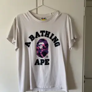 Säljer en fin A bathing Ape T-shirt. På Stockx går den för 124$. Den är i bra skick och inga fläckar. Det är bara på insidan man kan se lite spår av användning, men går att ta bort i en tvätt. Storleken är Medium. Har du några frågor är det bara att skriv