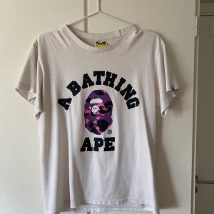 Bape t-shirt - Säljer en fin A bathing Ape T-shirt. På Stockx går den för 124$. Den är i bra skick och inga fläckar. Det är bara på insidan man kan se lite spår av användning, men går att ta bort i en tvätt. Storleken är Medium. Har du några frågor är det bara att skriv