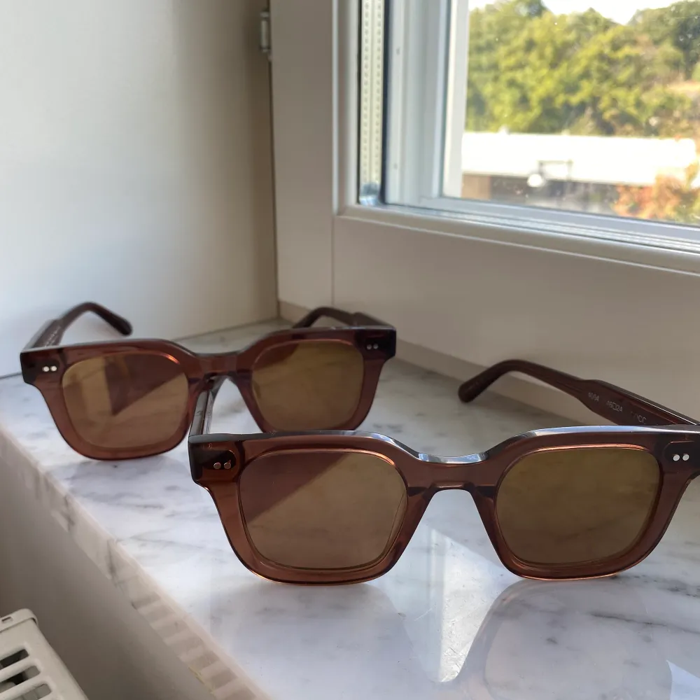 Säljer två stycken solglasögon från Chimi, de är samma modell 004 och samma färg Coco Mirror som tyvärr inte kommer till användning längre. De är väl använda och inga synliga repor. Pris: 300kr styck :)   *1 par kvar tillsalu*. Accessoarer.
