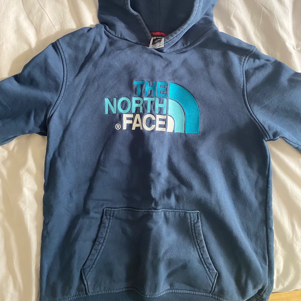En hoodie från The North Face köpt på Stadium i Örebro för nåt år sedan. För lite  för mig och inget jag använder✨ . Hoodies.