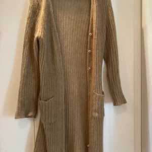 Lång beige kofta M  - Stickad beige lång kofta strl M 