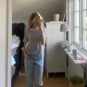 Randig t-shirt  - Helt ny storlek S och är randig från shein , älskar verkligen den och den töjer inte ut sig utan den är perfekt t-shirt!! Bara använt 2 gånger 