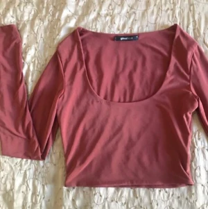 Topp - En snygg tightfit topp från Gina, i strl xs. Frakt tillkommer!