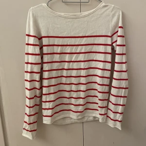 Randig långärmad tröja - Säljer denna randiga tröja för den har tyvärr inte hittat rätt plats i min garderob. Pris=exkl frakt/ mötas upp i Sthlm 💓💓