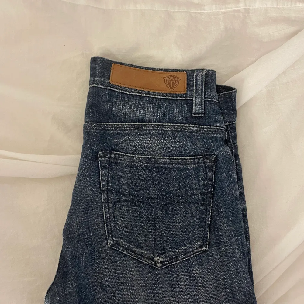 Jeans från tiger of Sweden köpta på secondhand!! Dom är i storlek 25/32 och är low waist, nertill är jeansen mellan straight och bootcut. Jag säljer dom för 149kr+ frakt!!. Jeans & Byxor.