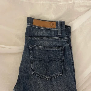 Low Waits jeans - Jeans från tiger of Sweden köpta på secondhand!! Dom är i storlek 25/32 och är low waist, nertill är jeansen mellan straight och bootcut. Jag säljer dom för 149kr+ frakt!!