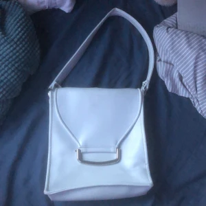 Väska - Knappt använd. Står ej märke. Får plats med mycket