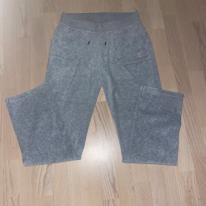 Juicy - Hej,säljer ett juicy sett färg grå! Andvänt 2 ggr jätte bra skick tröja och byxor! Ny pris 2100.