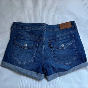 Shorts  - Blåa jeans med fin bakficka, säljs för de ej kommer till användning💙⚡️