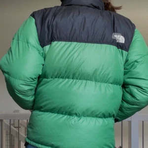 The north face - Tjena! Säljer nu en jättefin north face jacka i färgen grön💚 den är i storlek L junior vilket motsvarar xs, passar en person mellan 160-165😶‍🌫️ skicka om ifall ni är intresserade. TRYCK INTE ”köp nu”