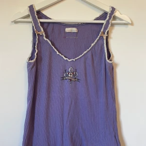 y2k linne!! - Säljer denna söta linne då den inte kommit till användning. Storlek saknas men skulle säga det passar Xs-S. Pm för frågar annars står köparen för frakten💕☺️