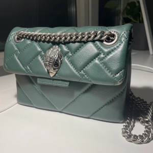 Kurt greiger väska  - Säljer min fina mörkgröna Kurt greiger väska💗väskan är sparsamt använd men har slitage på kanterna samt att ett öga är borta, se bilder. Inget som syns när väskan är i användning men noterbart, därav priset