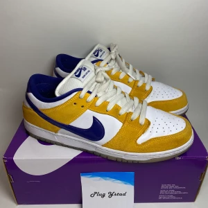 Nike SB dunk low Laser Orange - Nike SB dunk low laser orange  - storlek 45  - skick 7/10  - pris 1199kr exklusive frakt 🚚  -Orginal låda & snören ingår! Skickas spårbart med postnord. 