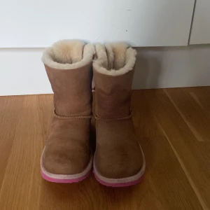 Uggs strl 33,5 - Äkta uggs, bara andvänd någon enstaka gång. Runt 2 år gamla, säljer dessa då jag växt ur dom
