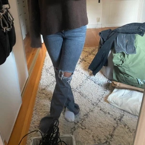 Zara jeans  - Zara jeans med hål i,  nyskick!!!! Storlek 34, nypris 359