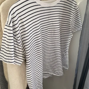 Randig tshirt - Säljer nu min super fina zara tshirt då den inte kommer till användning🤍 50kr+frakt