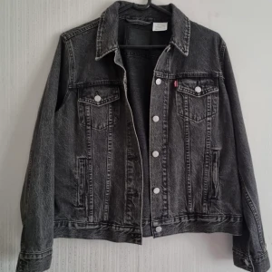 Levi’s jeansjacka - Svart/grå jeansjacka från Levi’s i dam XL men passar även S/M. Superfint skick, som ny! 