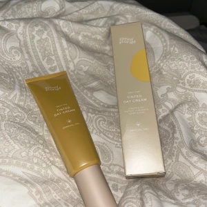 Day creem - En oanvänd dag kräm från Sunny stories. Felköp, orinal pris 250kr säljer för 200kr. Återfuktar huden, funkar för alla hud typer.