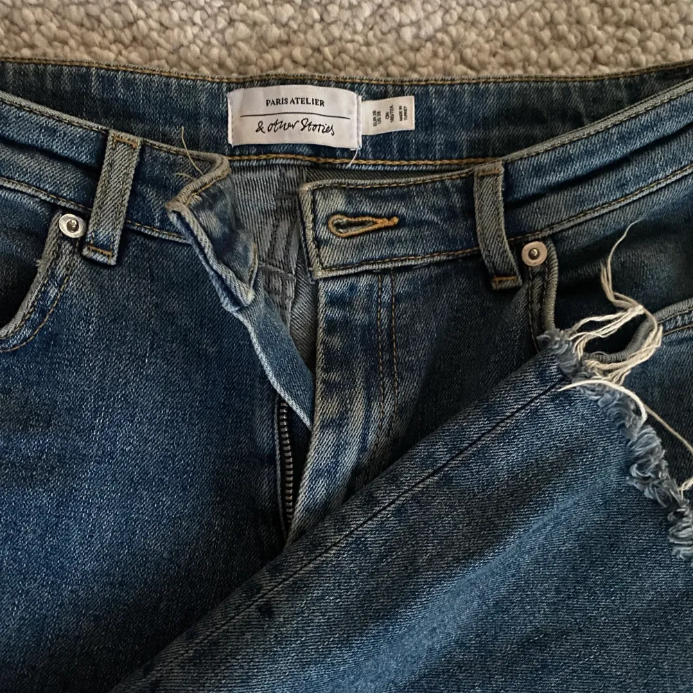 Ett par blåa jeans med slitningar vid anklarna. Knappt använda då de är lite för korta för mig. Jag är 160cm lång. 💙. Jeans & Byxor.