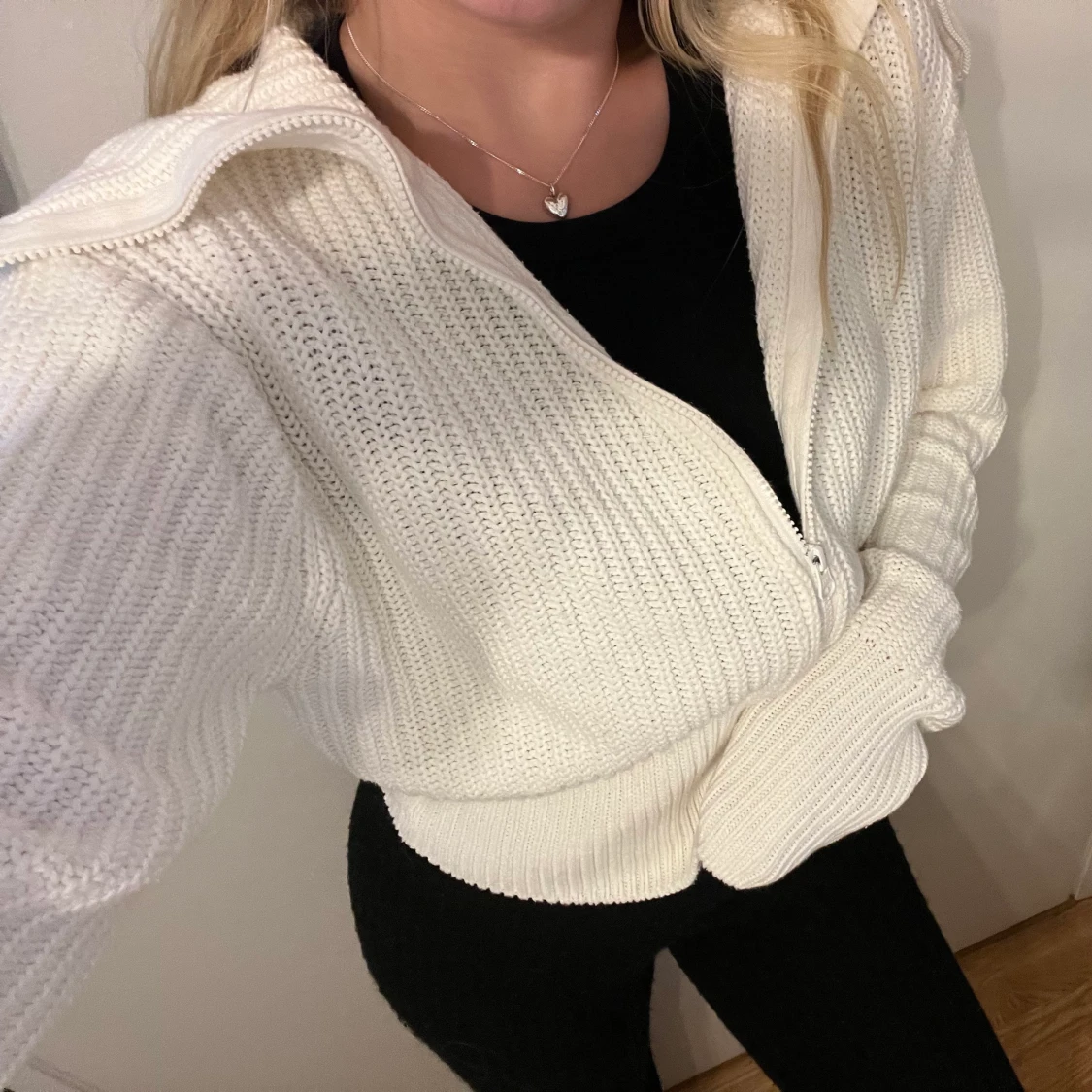Vit stickad kofta  - 91
