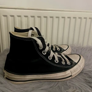 Klassiska Converse  - De klassiska svarta Conversen, måttligt använda. Lite smutsiga på vita sulan, men går enkelt att få bort med vatten👍🏼
