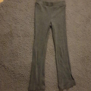 Strl 146 - Ett par gråa byxor som går ut där nere på båda sidorna använd från 2-3 gånger bra skick tunna mem varma!♡10-11år