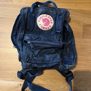 Mörkblå Fjällräven mini - Sparsamt använd - ett litet hål - de bild2. Inget namn i och tyvärr ingen dyna. Frakt tillkommer  Betalning med swish 